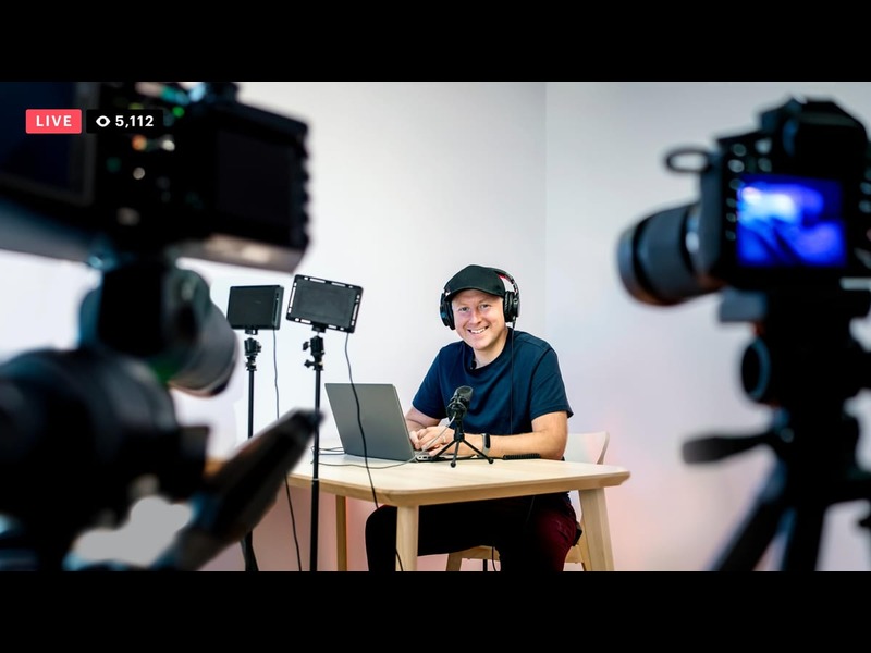 	Two Camera (recording + Live Streaming 1 social flat form )